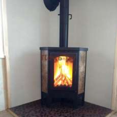 Недорогая печь-камин Бавария Эко угловая с плитой одна конфорка фото в интерьере в Гродно