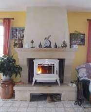 Печь-камин чугунный Invicta Bradford в интерьере Амазонка бай фото в Гродно