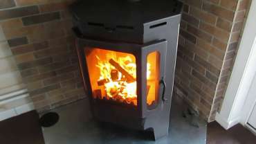 Печь-камин Бавария призматик пристенно-угловой фото в интерьере в Гродно