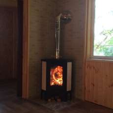 Стальной камин с большим стеклом Бавария угловая Амазонка бай фото в интерьере в Гродно