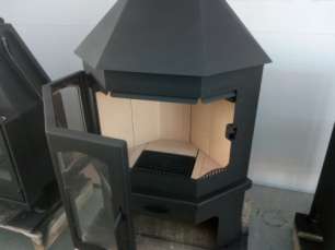 Стальной камин Бавария Мюнхен со стеклом угловой чёрный (без перемычки) фото купить в Гродно