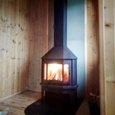 Стальной камин со стеклом Мюнхен угловой чёрный фото в интерьере в Гродно