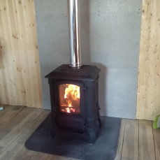 Печь-камин чугунный FireWay Bruno в интерьере чёрный Амазонка бай фото в Гродно