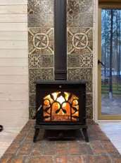 Печь-камин чугунный FireWay Demetra в интерьере Амазонка бай фото в Гродно