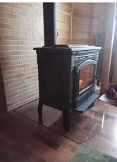 Печь-камин чугунный FireWay Gunter в интерьере чёрный Амазонка бай фото в Гродно