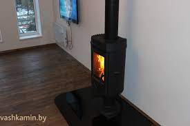 Печь-камин чугунный Invicta Mesnil в интерьере Амазонка бай фото в Гродно