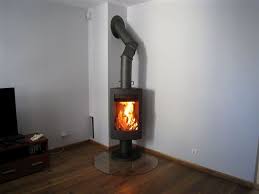 Печь-камин чугунный Invicta Alios в интерьере Амазонка бай фото в Гродно