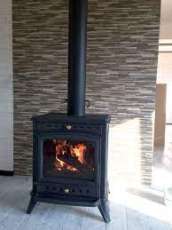 Печь-камин чугунный Invicta Altea в интерьере Амазонка бай фото в Гродно