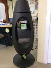 Печь-камин чугунный Invicta Ove в интерьере Амазонка бай фото в Гродно